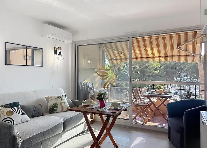 Capraphea T2 With Seaview,balcony,parking,ac,wifi. Апартаменты