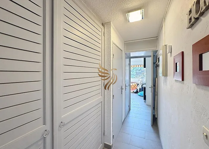 Capraphea T2 With Seaview,balcony,parking,ac,wifi. Апартаменты